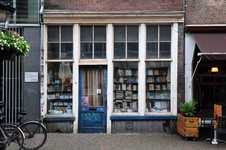 830506 Gezicht op de winkelpui vol vergeelde boeken van boekhandel voorheen H.W. Meyer jr. (Korte Jansstraat 2) te Utrecht.